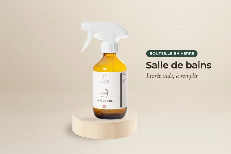 Bouteille en verre ambré vide Colibrille Salle de bains avec spray, sur un socle en bois, pastille « Bouteille en verre », livrée vide à remplir