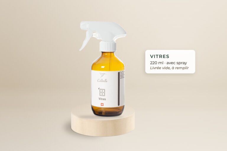 Bouteille en verre ambré vide Colibrille Vitres avec spray, 220 ml, sur un socle en bois
