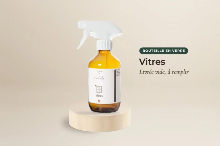 Bouteille en verre ambré vide Colibrille Vitres avec spray, sur un socle en bois, pastille « Bouteille en verre », livrée vide à remplir