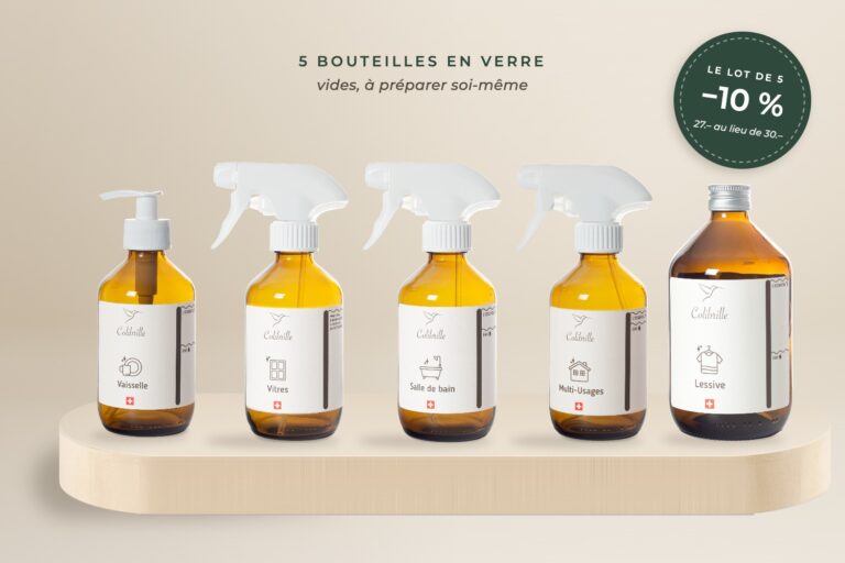 Cinq bouteilles en verre ambré Colibrille, vides, à préparer soi-même, sur un plateau en bois, avec une pastille −10 % : 27.– au lieu de 30.–