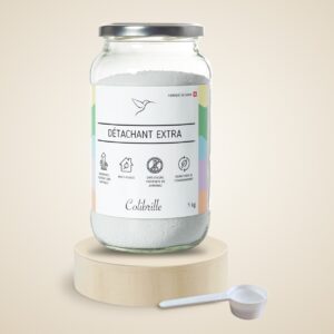 Détachant Extra Colibrille, pot en verre de 1 kg sur un socle en bois avec sa cuillère doseuse