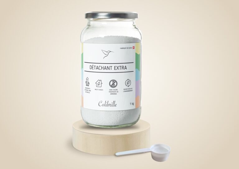 Détachant Extra Colibrille, pot en verre de 1 kg sur un socle en bois avec sa cuillère doseuse